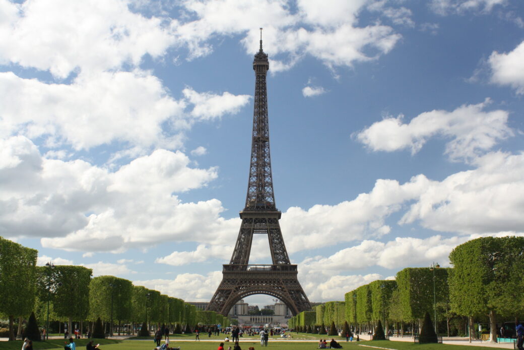 Esteira conectada: corra em casa com a imagem da Torre Eiffel - Polishop